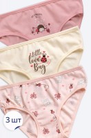 Трусы для девочки 3шт. Baykar: Цвет: https://happywear.ru/girls/girl-nignee-belio/girl-underwear-for-girls/6688731
Производитель: Baykar
Бренд: Baykar
Страна: Турция
Состав: 95% хлопок, 5% эластан
Цвет: микс

Набор трусиков слипов для девочки представлен в нежных тонах, в комплекте 3 штуки. Трусы для детей выполнены из качественного хлопкового трикотажа с добавлением эластана и украшены милыми рисунками.
Трикотажная ткань высокого качества приятна к телу, мягкая и прочная. За счет небольшого количества эластана слипы для девочек комфортно сидят и сохраняют первоначальные размеры после стирки. Натуральный хлопок отлично пропускает воздух и позволяет коже дышать.
Детские трусики средней посадки с хлопковой ластовицей не стесняют движений. Мягкие резинки и плоские швы не ощущаются на теле. Классические трусы комфортно сидят по фигуре и удобны в течение всего времени, чем бы девочка не занималась: активными играми, спортом или отдыхом во время сна.
Набор хлопковых трусов для девочек не теряет своей актуальности, пригодится на все случаи жизни. Комплект трусиков-слипов, 3 шт. станет практичным подарком для дочки, внучки или племянницы.
Если вы ищете детский набор трусов, то, возможно, это нижнее белье для девочки вам подойдет. Комплект трусиков с принтом будет радовать вашу красавицу не один сезон.