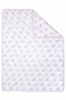 Одеяло из лебяжьего пуха 1,5 сп АртПостель: Цвет: комфорт,белый
Одеяло 1,5 сп размером 140Х205 создано для самых приятных снов.
Стеганный чехол с окаймляющей лентой выполнен из искусственного кашемирового волокна. Полотно прочное, приятное на ощупь, мягкое, немного упругое.
Наполнитель – искусственный лебяжий пух плотностью 200 гр. В отличие от натурального, он не накапливает неприятные запахи и полностью исключает появление микрофауны, что так необходимо людям, склонным к аллергии. Благодаря свободной циркуляции воздуха одеяло отлично сохраняет тепло. Одеяла с наполнителем лебяжий пух легко стираются и быстро сохнут, не теряя своих качеств и первоначального внешнего вида.
Сверхтонкое, высокосиликонизированное микроволокно нового поколения придает одеялу необыкновенную легкость и мягкость, в которую хочется окунуться.
Упаковка в виде сумки-тубы с ручкой отличается своей практичностью и удобством.