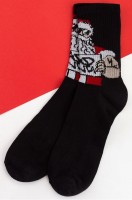 Мужские носки Kaftan: Цвет: черный
Новогодние мужские носки выполнены из нежного хлопка. Черные носки украшены прикольным принтом Санта. Высокие носки для мужчин отлично подходят для празднования Нового года и Рождества, прогулок в прохладную погоду.
Демисезонные носки выполнены из нежной хлопковой пряжи. Благодаря полиамиду и эластану в составе они отлично тянутся и сохраняют форму и цвет даже после частых стирок. 
Трикотажные носки нежно облегают ноги и не сползают при активных движениях благодаря плотной вязке. Эластичная резинка не сдавливает кожу и не ощущается в течение дня, а прикольный рисунок поднимает настроение. Благодаря классической высоте носки комфортны под любой одеждой. 
Длинные носки из трикотажа подойдут для зимних и осенних дней. Они идеальны для дома, поездок и семейных тематических фотосессий. Такие носки помогут сделать стильный акцент в любом образе. 
Новогодние носки станут отличным дополнением к подарку на Новый год и Рождество.