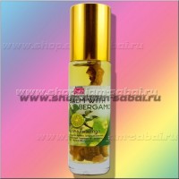 Тайский ингалятор с бергамотом: Производитель: Banna Модель: Oil Balm with Bergamot Наличие: Есть в наличии Вес брутто: 70.00 г

Тайский ингалятор с бергамотом Oil  Balm  with Bergamot Тайский ингалятор  с бергамотом -  это популярное натуральное средство от укачивания, головной боли и насморка, очень приятно пахнущий и дополнительно настоянный на свежем кафирском лайме . В составе ингалятора с бергамотом по традиции 2 вида эфирных масел - камфорное и ментоловое плюс масло кардамона и тонко нарезанные богатые эфирными маслами кусочки бергамота.  Камфорное масло оказывает тонизирующие действие и улучшает вентиляцию легочных альвеол, облегчая дыхание Масло кардамона обладает антисептическим и противовоспалительным свойствами Ментоловое масло поможет избавиться от головной боли Аромат бергамота снимает тревожность, снижает давление,  расслабляет и улучшает настроение Стеклянный карандаш с шариком на конце.  Имеет приятный ментолово - цитрусовый аромат. Применяют тайский ингалятор с бергамотом при начинающемся насморке и простуде, при синдроме морской болезни, простуде, пневмонии, тайский ингалятор полезно вдыхать при гриппе, бронхите, синусите и астме. Тайский ингалятор с бергамотом поможет  не только при заболеваниях дыхательных путей, но и при бессоннице, вялости и расстройствах нервной системы. Способ применения тайского ингалятора с бергамотом: Головная боль – втирать в виски. Насморк – нанести на кожу под носом, смазать крылья носа. Тошнота, головокружение – виски, переносица. Повышенное давление – нанести на затылочную кость. После применения не забывать закрывать крышку – эфирные масла очень быстро испаряются. Произведено в Таиланде.