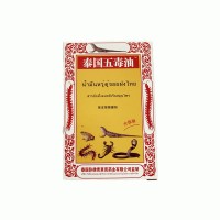 Тайское масло 5 ядов: Масло, представленное сочетанием особой основы, натуральных экстрактов, масел и яда скорпиона. Подходит для самомассажа и массажа при болях: в мышцах и суставах разной интенсивности, усталости, защемлении нерва, ушибах, растяжениях и разрывах связок, перенапряжении, связанном с высокой физической активностью, сидячей малоподвижной работой Действие: Яд скорпиона, улучшающий состояние при ряде заболеваний, улучшает проникновение других компонентов к источнику проблемы, разгоняет кровь, устраняет дискомфорт, судороги, онемение в конечностях. Состав:  Скипидар, яд скорпиона, масло остролистное, камфорная камфора, борнеол, мята, Хлоргексидин (содержание 0,5%) Способ применения:  нанесите этот продукт на проблемный участок кожи, массируйте до впитывания. Противопоказания:  Беременные и дети до 5 лет. Объём:  25 мл.