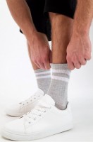 Высокие спортивные носки Happy Fox: Цвет: серый.белая.полоса
Высокие мужские носки в полоску выполнены из пряжи с высоким содержанием хлопка. Спортивные носки с полосками представлены в белом цвете. Универсальный размер подойдет для мужчин и подростков. 
Натуральный хлопок приятно прилегает и позволяет стопе дышать и дарит комфорт в течение всего времени. 
Благодаря синтетическим добавкам носки отличаются прочностью, не теряют форму, резинка отлично удерживает и не дает сползать с ноги. 
Демисезонные серые носки подойдут на каждый день, в них удобно заниматься спортом, ходить на работу и заниматься любимыми делами. Базовые носки всегда должны присутствовать в мужском гардеробе, они подходят и под классическую, и под спортивную одежду. 
Носки являются универсальными и подойдут на все случаи жизни!