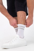 Высокие спортивные носки Happy Fox: Цвет: белый.серая.полоска
Высокие мужские носки в полоску выполнены из пряжи с высоким содержанием хлопка. Спортивные носки с полосками представлены в белом цвете. Универсальный размер подойдет для мужчин и подростков. 
Натуральный хлопок приятно прилегает и позволяет стопе дышать и дарит комфорт в течение всего времени. 
Благодаря синтетическим добавкам носки отличаются прочностью, не теряют форму, резинка отлично удерживает и не дает сползать с ноги. 
Демисезонные белые носки подойдут на каждый день, в них удобно заниматься спортом, ходить на работу и заниматься любимыми делами. Базовые носки всегда должны присутствовать в мужском гардеробе, они подходят и под классическую, и под спортивную одежду. 
Носки являются универсальными и подойдут на все случаи жизни!