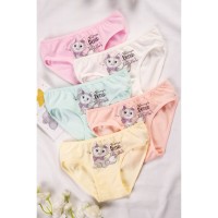 Трусы для девочки 5шт. Donella: Цвет: https://happywear.ru/girls/girl-nignee-belio/girl-underwear-for-girls/6690434
Производитель: Donella
Бренд: Donella
Страна: Турция
Состав: 100% хлопок
Цвет: микс

Нежный набор трусов из 5 штук для девочек выполнен из натурального хлопка с добавлением эластана. Хлопковая ткань приятная к телу, мягкая и прочная. Благодаря небольшому количеству эластана детские трусики комфортно сидят и сохраняют первоначальные размеры после частых стирок.
В наборе представлены слипы в пастельных оттенках, украшенные надписями и принтом Котенок. Трусы средней посадки с хлопковой ластовицей не стесняют движений. Трусики удачно сочетаются практически с любой одеждой, а удобный крой создает ощущение комфорта в течение всего дня. Мягкие резинки и плоские швы не ощущаются на теле. В трусиках с рисунком комфортно заниматься спортом или танцами, учиться, играть и спать.
Детское нижнее бельё для детей выполнено из нежного трикотажа, который подойдет даже для самой чувствительной кожи! Идеальный вариант для садика, школы, спортивных тренировок и прогулок.
Обратите внимание на этот набор белья, если вы в поисках трусов неделька. Рекомендуем стирать трусики в деликатном режиме при температуре не выше 40 градусов.
Комплекты белья – удобное и практичное решение на каждый день!