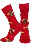 Мужские носки Брестские: Цвет: вишневый
Мужские носки с новогодним рисунком выполнены из нежного хлопка. Красные носки украшены прикольным рисунком Драконы – символ Нового года 2024 года. 
Высокие носки для мужчин отлично подходят для празднования Нового года и Рождества и прогулок в прохладную погоду. Демисезонные носки выполнены из мягкой хлопковой пряжи. Благодаря полиамиду и эластану в составе они отлично тянутся и сохраняют форму и цвет даже после частых стирок. 
Трикотажные носки нежно облегают ноги и не сползают при активных движениях благодаря плотной вязке. 
Эластичная резинка не сдавливает кожу и не ощущается в течение дня, а принт поднимает настроение. 
Длинные носки из трикотажа подойдут для зимних и осенних дней. 
Они идеальны для дома и семейных тематических фотосессий.