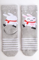 Носки детские махровые Batik: Цвет: https://happywear.ru/boys/boy-nignee-belio/boy-socks/6692029
Мин. кол-во для заказа: 2
Производитель: Batik
Бренд: Batik
Страна: Россия
Состав: 80% хлопок, 15% полиамид, 5% лайкра
Цвет: св.серыймеланж

Теплые махровые носки для мальчика выполнены из мягкого хлопка. Детские новогодние носки с представлены в сером цвете и украшены притном зайчик и полосками. Высокие носки идеальны для уютных зимних вечеров и прогулок холодной осенью. Трикотажные носки для детей станут отличным дополнением к подарку на Новый год или Рождество.
Нежная хлопковая пряжа делает носки прочными и эластичными. Благодаря полиамиду и лайкре в составе они сохраняют форму и цвет даже после частых стирок.
Махровые термоноски с рисунком нежно облегают ноги и не сползают при активных движениях благодаря плотной вязке. Мягкая эластичная резинка нежно прилегает к телу и не сдавливает кожу.
Длинные термо носки согреют морозной зимой. Они подходят для осенних и весенних прогулок и поездок. Утепленные носки из трикотажа подойдут для дома и отдыха, будут отлично смотреться в тандеме с домашними тапочками.