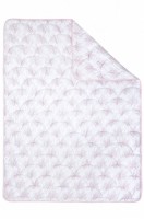 Одеяло из лебяжьего пуха 2,0 сп АртПостель: Цвет: комфорт,белый
Одеяло 2,0 сп размером 172Х205 создано для самых приятных снов.
Стеганный чехол с окаймляющей лентой выполнен из искусственного кашемирового волокна. Полотно прочное, приятное на ощупь, мягкое, немного упругое.
Наполнитель – искусственный лебяжий пух плотностью 200 гр. В отличие от натурального, он не накапливает неприятные запахи и полностью исключает появление микрофауны, что так необходимо людям, склонным к аллергии. Благодаря свободной циркуляции воздуха одеяло отлично сохраняет тепло. Одеяла с наполнителем лебяжий пух легко стираются и быстро сохнут, не теряя своих качеств и первоначального внешнего вида.
Сверхтонкое, высокосиликонизированное микроволокно нового поколения придает одеялу необыкновенную легкость и мягкость, в которую хочется окунуться.
Упаковка в виде сумки-тубы с ручкой отличается своей практичностью и удобством.
