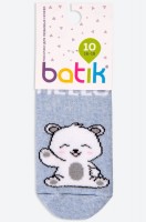 Детские махровые носки Batik: Цвет: https://happywear.ru/boys/boy-nignee-belio/boy-socks/6692503
Мин. кол-во для заказа: 2
Производитель: Batik
Бренд: Batik
Страна: Россия
Состав: 80% хлопок, 15% полиамид, 5% лайкра
Цвет: голубой.меланж

Теплые махровые носки для мальчика выполнены из мягкого хлопка. Детские носки представлены голубой цветовой гамме и украшены рисунком панда. Носки идеальны для уютных зимних вечеров и прогулок холодной осенью. Трикотажные носки для детей станут отличным дополнением к подарку на праздник.
Нежная хлопковая пряжа делает носки прочными и эластичными. Благодаря полиамиду и лайкре в составе они сохраняют форму и цвет даже после частых стирок.
Махровые термоноски с рисунком нежно облегают ноги и не сползают при активных движениях благодаря плотной вязке. Мягкая эластичная резинка нежно прилегает к телу и не сдавливает кожу.
Длинные термо носки согреют морозной зимой. Они подходят для осенних и весенних прогулок и поездок. Утепленные носки из трикотажа подойдут для дома и отдыха, будут отлично смотреться в тандеме с домашними тапочками.