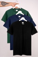 Мужская базовая футболка из хлопка 3 шт. Happy Fox: Цвет: черный.джинсовый.т.зеленый
В комплекте – выгоднее! Набор базовых однотонных мужских футболок с коротким рукавом из натурального 100% хлопка. В комплекте 3 шт: черная, джинсовая и темно-зеленая футболки. Свободные футболки для мужчин – идеальный вариант для образов на каждый день. 
Сочетание мягкости и прочности позволяет им сохранять форму даже после многократных стирок. 
Мужские удлиненные футболки легко вписываются в любой стиль: smart casual (смарт кэжуал), спортивный и даже офисный деловой. Хлопковые футболки подходят на каждый день: для расслабленных повседневных образов, для спорта, тренировок, фитнеса и для офиса. 
Трикотажные футболки – отличный вариант на лето. Благодаря качественному в меру плотному трикотажу в них будет комфортно даже в жаркую летнюю погоду. 
Они подойдут вам, если вы ищете набор футболок для сна или для дома или зеленую изумрудную и синюю футболку. 
Однотонные унисекс футболки представлены широким размерным рядом, есть большие и маленькие подростковые размеры. Они подойдут подростку в возрасте 13-17 лет. 
Модель Артем, его рост 172 см, параметры 113-82-100 см. На нем футболка 52 размера.