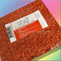 Ягоды Годжи 1 кг: Цвет: https://shop.siam-sabai.ru/index.php?route=product/product&path=41_124&product_id=402
Модель: Goji Berry1kg Наличие: Есть в наличии Вес брутто: 1.10 кг

Ягоды Годжи 1 килограмм Goji Berry Ягоды Годжи (или ягоды дерезы обыкновенной, Lycium Barbarum) – абсолютно натуральный продукт, который на протяжении многих веков используется в традиционной азиатской медицине как общеукрепляющее средство, как тонизирующее средство для мозга и в качестве средства для эффективной борьбы со старостью. Именно поэтому в странах Азии ягоды Годжи называют «ягодой счастья» или «плодом долголетия», который способен повышать сопротивляемость организма к различным вредным воздействиям, очищать и омолаживать организм,   улучшать качество сна, создавать хорошее настроение, наполнять энергией и бодростью. Употребление этих ягод в количестве одной столовой ложки в день может обеспечить человека всеми необходимыми витаминами и микроэлементами   и защитить от рака. Целебные свойства ягод Годжи: Обладают общеукрепляющим, антиоксидантным, тонизирующим действиями, нормализуют давление, укрепляют иммунитет Улучшают настроение, помогают бороться с депрессией Помогают предотвратить преждевременное старение, обладают антивозрастным действием. За это их и очень любят звезды Голливуда – яркий тому пример - Мадонна Улучшают сон, помогают бороться с бессоницей Применяют для профилактики онкологических заболеваний и в целях снижения побочных эффектов при химио- и лучевой терапии. Повышают выносливость, помогают восстанавливать силы Понижают уровень сахара в крови, нормализуют содержание холестерина   Пакет цельных сушеных ягод Годжи, произведено в Таиланде. Самый свежий срок сбора и упаковки - наш магазин отправляет ягоды Гожди с самым актуальным сроком годности! Вес нетто 1 кг   Ягоды имеют слегка сладковатый вкус, напоминающий отдаленно смесь изюма и малины. Ягоды Годжи можно употреблять как в сухом виде, так и для приготовления чая или настоя. Рекомендуется употреблять 15-45 грамм сухих ягод в день. Вы также можете добавлять ягоды в коктейли, каши, мюсли.   1 столовую ложку плодов ягод Годжи заварить в термосе, закрыть и настаивать в течение 30 минут. Полученный настой принимать внутрь по полстакана 2–3 раза в день. Оставшиеся после сцеживания ягоды также можно употреблять в пищу. чай из хризантемы и ягод годжи: черный или зеленый   чай, несколько ягод годжи, и 3-5   цветков хризантемы залить кипящей водой и   настоять чай несколько минут