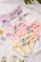 Трусы для девочки 5шт. Donella: Цвет: https://happywear.ru/girls/girl-nignee-belio/girl-underwear-for-girls/6683541
Производитель: Donella
Бренд: Donella
Страна: Турция
Состав: 95% хлопок, 5% эластан
Цвет: микс

Трусики для девочек представлены в нежных пастельных тонах и украшены милым принтом Собачка, набор из 5 штук. Детские слипы выполнены из натурального хлопка с добавлением эластана.
Хлопковый трикотаж высокого качества приятен к телу, мягкий и прочный. За счет небольшого количества эластана слипы для девочек комфортно сидят и сохраняют первоначальные размеры после стирки. Натуральный хлопок отлично пропускает воздух и позволяет коже дышать.
Детские трусы-слипы средней посадки с хлопковой ластовицей не стесняют движений. Мягкие резиночки и плоские швы не ощущаются на теле. Слипы комфортно сидят по фигуре и удобны в течение всего времени, чем бы не занимался ребенок.
Набор хлопковых трусов для девочки не теряет своей актуальности, пригодится на все случаи жизни. Комплект трусиков-слипов, 5 шт. станет симпатичным и практичным подарком для дочки, племянницы или внучки.
Этот комплект трикотажного нижнего белья подойдет для девочек с рождения и до 7 лет.
Размер 0-1: A - 20 см; B - 21 см; C - 16 см; D - 5 см.
Размер 2-3: A - 21 см; B - 22 см; C - 17 см; D - 6 см.
Размер 4-5: A - 23 см; B - 24 см; C - 18 см; D - 6 см.
Размер 6-7: A - 24 см; B - 25 см; C - 19 см; D - 7 см.
*замеры выборочные, могут незначительно отличаться.