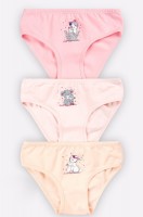 Трусы для девочки 3шт. Baykar: Цвет: https://happywear.ru/girls/girl-nignee-belio/girl-underwear-for-girls/6671498
Производитель: Baykar
Бренд: Baykar
Страна: Турция
Состав: 95% хлопок, 5% эластан
Цвет: микс

Набор трусиков 3 штуки из натурального хлопка для девочек – отличное решение на каждый день. Нижнее белье подарит комфортное облегание благодаря удобной средней посадке. Слипы представлены в нежных пастельных цветах и украшены милым принтом животные и надписями.
Комплект цветных трусиков для девочек выполнен из легкой трикотажной ткани. Благодаря добавлению эластана слипы отлично тянутся и не сковывают движений озорных детей. Хлопковые трусики с рисунком выдерживают многочисленные стирки, сохраняя форму и цвет.
Благодаря мягкой анатомической резинке белье плотно садится по фигуре, не сдавливая чувствительную кожу ребенка. Аккуратно обработанные швы не натирают и не ощущаются на теле, а классическая средняя посадка дарит чувство комфорта на протяжении всего дня.
Тонкая ткань делает слипы незаметными под школьной формой и любой другой одеждой. Базовые детские трусики отлично подходят для детского сада, школы, повседневных прогулок, отдыха, сна и активных игр. В них удобно заниматься спортом в секциях и на уроках физкультуры, танцами, гимнастикой.
Широкий размерный ряд позволяет подобрать трусы для детей от 1 года до 10 лет.