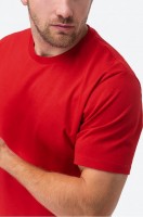 Мужская футболка Happy Fox: Цвет: красный
Яркая однотонная мужская футболка с коротким рукавом выполнена из натурального 100% хлопка, ткань кулирная гладь, и имеет круглый вырез горловины. Свободная футболка с усиленным воротом для мужчин – идеальный вариант для образов на каждый день.Сочетание мягкости и прочности позволяет ей сохранять форму даже после многократных стирок.
Удлиненная красная футболка легко вписывается в любой стиль: smart casual (смарт кэжуал), спортивный и даже офисный деловой. Хлопковая футболка подходит на каждый день: для расслабленных повседневных образов, для спорта, тренировок, фитнеса и для офиса.
Трикотажная футболка – отличный вариант на лето. Благодаря качественному в меру плотному хлопку в ней будет комфортно даже в жаркую летнюю погоду. Вам подойдет эта модель, если вы ищете алую футболку из трикотажа для сна или для дома.
Однотонная базовая футболка представлена широким размерным рядом. 
Благодаря универсальному крою это идеальный вариант для тех, кто ищет парные футболки.
Модель Артем, его рост 172 см, параметры 113-82-100 см. На нем футболка 52 размера.