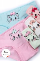 Трусы для девочки 5шт. Happy Fox: Цвет: https://happywear.ru/girls/girl-nignee-belio/girl-underwear-for-girls/6680277
Производитель: Happy Fox
Бренд: Happy Fox
Страна: Турция
Состав: 95% хлопок, 5% эластан
Цвет: кошечка.микс

Набор трусиков 5 шт. из натурального гипоаллергенного хлопка для девочек позаботится о нежной детской коже. Милый принт кошечка создаст позитивное настроение и понравится каждой принцессе. Нижнее белье на каждый день подарит комфортное облегание благодаря удобной средней посадке и мягкой эластичной резинке.
Комплект нижнего белья для девочек из 5 штук выполнен из трикотажной ткани. Благодаря добавлению эластана не сковывает движений озорной малышки и позволяет вести активный образ жизни. Классические хлопковые трусики не теряют форму и цвет даже при многочисленных стирках.
Однотонные слипы с рисунком представлены в нежных пастельных цветах и украшены атласным бантиком. Анатомическая резинка отлично тянется, не сдавливает кожу, а плоские швы практически не ощущаются на теле.
Благодаря удобному пошиву красивые детские трусы из трикотажа отлично подходят для сна, прогулок и детского садика. Тонкая ткань незаметна под одеждой.
Широкий размерный ряд позволяет подобрать трусики для детей 3-7 лет.
Размер 2 (92-98): A:22 см; B:23 см;C:17 см; D:6 см.
Размер 3 (104-110): A:23 см; B:24 см;C:18 см; D:6 см.
Размер 4 (116-122): A:24 см; B:25 см;C:19 см; D:6 см.
*замеры выборочные, могут незначительно отличаться.