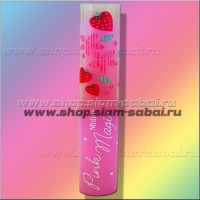 Проявляющаяся помада Клубничная Магия Mistine: Производитель: Mistine Модель: Mistine Pink Magic Lip Наличие: Есть в наличии Вес брутто: 10.00 г

Проявляющаяся помада Клубничная Магия Mistine Mistine Pink Magic Lip Проявляющаяся помада Клубничная Магия с нежным розовым оттенком, отлично увлажняющая губы и дающая приятный натуральный розовый стойкий тон губам за счет входящего в состав фруктового пигмента, от тайского производителя косметики Mistine. Проявляющаяся помада Клубничная Магия Mistine волшебным образом сочетает в себе как функцию гигиенической помады для увлажнения губ, так и декоративной, для красивого яркого тона губ. Помада Клубничная Магия содержит в составе питательные и увлажняющие губы компоненты – витамин Е, абрикосовое масло и экстракт ромашки, а также дающий стойкий цвет фруктовый пигмент. Проявляющаяся помада Клубничная Магия очень приятно ложится на губы, совершенно не стирается при поцелуях, во время еды, не пачкает край бокала и имеет очень аппетитный клубничный аромат. После нанесения помады Mistine губы становятся мягкие, гладкие, с легким блеском, и ярким натуральным цветом, причем со стороны совершенно не видно, что использовалась декоративная косметика. Произведено в Таиланде.  