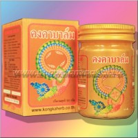 Имбирный тайский бальзам 50 грамм: Производитель: Kongkaherb Модель: Kongka balm Zinggiber Наличие: Есть в наличии Вес брутто: 160.00 г

Имбирный тайский бальзам 50 грамм Kongka balm Тайский бальзам желтого цвета с имбирем -  это натуральное местно-раздражающее согревающее и обезболивающее средство на основе имбирного корня, один из самых деликатных  тайских бальзамов с несильным имбирным запахом. Имбирный бальзам обладает легким согревающим действием , и выраженными расслабляющими и снимающим боль  эффектами. Активные ингредиенты тайского имбирного бальзама – имбирь, ментол, борнеол, камфора,  масло каяпута. Вес нетто бальзама 50 грамм, фирменная коробочка, внутри стеклянная банка с крышкой. Произведено в Таиланде, тайский производиntль компания Kongka Herb. Бальзам  с имбирем, как и все остальные тайские бальзамы, имеет универсальное назначение и применяется во многих случаях: при мышечных болях любого происхождения, особенно после перенапряжения мышц – имбирный бальзам обладает расслабляющим, успокаивающим и обезболивающим эффектом при массаже для усиления лечебного эффекта, особенно при остеохондрозе при проблемах, связанных растяжениями связок и сухожилий, а также при суставных болях – имбирный бальзам услиливает кровоток в области применения и способствует улучшению подвижности суставов. бальзам с имбирем применяется для лечения простуды, для растирания грудной клетки при кашле имбирный бальзам используется при варикозном расширении вен, для снятия отеков с ног, устранения усталости и боли в ногах