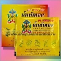 Сладкий лечебный чай на травах Namtaothong 5 пакетиков: Цвет: https://shop.siam-sabai.ru/index.php?route=product/product&path=41_122&product_id=1434
Модель: Namtaothong Instant Sweetened Herbal Tea Наличие: Есть в наличии Вес брутто: 30.00 г

Сладкий лечебный чай на травах Namtaothong 5 пакетиков Namtaothong Instant Sweetened Herbal Tea Лечебный растворимый травяной напиток с естественным сладковатым вкусом (без сахара) для устранения изжоги, против простуды, для утоления жажды с общеукрепляющим действием на основе 5 лекарственных растений от тайского производителя Namtaothong. Лечебный чай Namtaothong имеет вид быстрорастворимого порошка, который производится из прессованной смеси лекарственных трав (Pueraria lobata (wild) Ohwi, Imperata cylindrical Beauv, Chrysanthemum sinense Sab, Lophatherum gracile Brongn). В упаковке 5 пакетиков для быстрого приготовления горячего травяного напитка против простуды и слабости, который благотворно влияет на пищеварение и имеет натуральный слегка сладковатый вкус. Способ применения лечебного травяного чая Namtaothong: Содержимое 1 пакетика (5 грамм) залить 150 мл горячей воды и перемешать. В упаковке 5 пакетиков чая. Произведено в Таиланде.