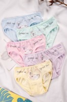 Трусы для девочки 5шт. Donella: Цвет: https://happywear.ru/girls/girl-nignee-belio/girl-underwear-for-girls/6681106
Производитель: Donella
Бренд: Donella
Страна: Турция
Состав: 95% хлопок, 5% эластан
Цвет: микс

Набор трусов из 5 штук для девочек выполнен из натурального хлопка. Слипы классической средней посадки понравятся юной принцессе благодаря мягкому трикотажу и нежным пастельным цветам.
Трусики из комплекта украшены милым принтом лебеди и надписями.
Детские слипы выполнены из дышащей хлопковой ткани. Эластан в составе гарантирует идеальную посадку по фигуре.
Трикотажное нижнее белье сохраняет цвет и форму даже после многочисленных стирок.
Благодаря гипоаллергенной мягкой ткани трусики подходят для новорожденных детей.Тонкий трикотаж и плоские швы делают базовые слипы незаметными под школьной формой и любой другой одеждой.
Эластичная резинка не давит и не перекручивается при активных движениях, а хлопковая ластовица не раздражает нежную кожу ребенка и дарит ощущение комфорта.
Трусики удобны в течение дня, чем бы девочка не занималась: активными играми, гимнастикой, спортом в секции или на уроках физкультуры, танцами.
Повседневные слипы с рисунком отлично подходят для детского сада, школы, отдыха дома, сна и прогулок.
Широкий размерный ряд позволяет подобрать трусики для новорожденных и детей от 1 года до 9 лет.
Размер 0-1: А:20 см; B:21 см; C:16 см; D: 5 см.
Размер 2-3: А:21 см; B:22 см; C:16 см; D: 5 см.
Размер 4-5: А:22 см; B:23 см; C:18 см; D: 5 см.
Размер 6-7: А:23 см; B:24 см; C:18 см; D: 6 см.
Размер 8-9: А:25 см; B:26 см; C:20 см; D: 6 см.
*замеры выборочные, могут незначительно отличаться.