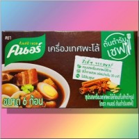 Кубики Пять специй Knorr 72 грамма, 6 кубиков: Цвет: https://shop.siam-sabai.ru/index.php?route=product/product&path=88&product_id=2068
Модель Knorr Cube Palo g   Наличие Есть в наличии Вес брутто  г  Кубики Пять специй Knorr  грамма  кубиков Knorr Cube Palo g  Концентрат бульона из смеси пяти специй Knorr  незаменимый компонент для желающих легко и просто приготовить вкусный пряный суп с темным насыщенным бульоном или ароматную свиную рульку на основе пяти ароматных специй корицы кориандра звездчатого аниса кардамона и фенхеля Приправа под названием Пять специй очень популярная в Таиланде и в Китае представляет собой светло  коричневый порошок состоящий из молотых пряностей и имеющий очень характерный сладковатый пряный вкус и аромат который отлично подойдет к говядине свинине курице или утке Пять специй  это абсолютно не острая пряность В упаковке   кубиков каждый кубик рассчитан на приготовление  литра бульона В упаковке из  кубиков вес нетто  грамма Произведено в Таиланде  