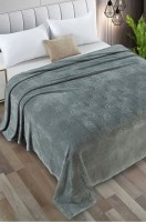 Плед из велсофта VV Viola Home collection: Цвет: серый
Теплый уютный плед выполнен из невероятно мягкого и нежного велсофта со стриженным рисунком. Благодаря минималистичному дизайну однотонный плед благородного серого цвета отлично впишется в любой интерьер. 
Ткань велсофт отлично переносит частые стирки, быстро сохнет, не линяет и не требует глажки. Плотный ворс не сваливается, приятен на ощупь, так похож на нежное пушистое облачко! Пледом можно застелить кровать или диван, а также просто согреться прохладным вечером. Также его удобно взять с собой в поездку или на дачу. 
Мягкий плед – прекрасный подарок для каждого на праздник или день рождения! 
В линейке представлены размеры 220х200, 205X180, 205X150.