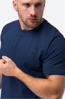 Мужская футболка Happy Fox: Цвет: джинсовый
Базовая однотонная синяя мужская футболка с коротким рукавом выполнена из натурального 100% хлопка, ткань кулирная гладь. Свободная футболка для мужчин имеет круглый вырез горловины– идеальный вариант для образов на каждый день. 
Сочетание мягкости и прочности позволяет ей сохранять форму даже после многократных стирок. 
Мужская удлиненная футболка цвета индиго легко вписывается в любой стиль: smart casual (смарт кэжуал), спортивный и даже офисный деловой. Хлопковая футболка в джинсовом оттенке подходит на каждый день: для расслабленных повседневных образов, для спорта, тренировок, фитнеса и для офиса. 
Трикотажная футболка – отличный вариант на лето. Благодаря качественному в меру плотному хлопку в ней будет комфортно даже в жаркую летнюю погоду. 
Вам подойдет эта модель, если вы ищет футболку из трикотажа для сна или для дома. Однотонная унисекс футболка представлена широким размерным рядом, есть большие и маленькие подростковые размеры. Она подойдет подростку в возрасте 13-17 лет. 
Благодаря универсальному крою это идеальный вариант для тех, кто ищет парные футболки. 
Модель Артем, его рост 172 см, параметры 113-82-100 см. На нем футболка 50 размера.