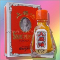 Традиционное тайское лечебное масло Siang Pure формула 1: Цвет: https://shop.siam-sabai.ru/index.php?route=product/product&path=41_125&product_id=412
Производитель: Siang Pure Модель: SiangPureOil Наличие: Есть в наличии Вес брутто: 40.00 г

Традиционное тайское лечебное масло Siang Pure  Siang Pure Oil Formula 1 Незаменимое натуральное средство, очень удобное и универсальное в использовании тайское масло   на травах Сианг Пуре. Производитель масла Siang Pure   -   тайская компания Bertram Chemical, основанная в 1982 году. В настоящее время травяное лечебное масло Сианг Пуре, как и ингалятор Siang Pure , очень популярно и узнаваемо во многих странах Азии, в США, Канаде, Франции. Масло Siang Pure универсально и многофункционально в использовании («на все случаи жизни»): Эффективно снимает мышечные и суставные боли , помогает при ушибах и вывихах. Традиционное масло из Таиланда Siang Pure устранит зуд от укусов насекомых и быстро снимет головную боль , поможет при обмороке или приступах головокружения. Тайское масло   Сианг Пуре моментально снимет боль в спине при остеохондрозе, радикулитах, межреберной невралгии. Также тайское масло Сианг Пуре помогает при болях в животе – достаточно при спазмах в кишечнике, боли и урчании в животе нанести травяное масло     Siang Pure   легкими круговыми движениями на кожу живота. При простудных заболеваниях верхних дыхательных путей можно проводить ингаляцию с маслом Siang Pure . Полностью натуральный состав тайского масла Siang Pure Oil: Ментол - 38,6%, Камфора - 6,9%, Масло гвоздики - 0,5%, Мятное масло - 39,6%, Масло корицы - 0,5% Масло может использоваться как взрослыми, так и для лечения детей (старше 2 лет). Объем масла Siang Pure - 3 мл, стеклянная бутылочка в фирменной коробке. Внутри есть инструкция от производителя в том числе и на русском языке. Способ применения: При головокружениях и предобморочных состояниях   вдыхать масло Siang Pure   через нос При мышечных судорогах, вывихах, болях в мышцах и суставах,   болях в животе и укусах насекомых – наносить масло Сианг Пуре наружно на болезненный участок тонким слоем Масло предназначено только для наружного использования, не принимать внутрь