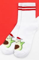 Женские носки Kaftan: Цвет: авокадо,белый
Женские носки с новогодним рисунком выполнены из нежного хлопка. Носочки для женщин представлены в белом цвете и украшены рисунком авокадо. Высокие носки отлично подходят для празднования Нового года и Рождества, прогулок в прохладную погоду. 
Демисезонные носки выполнены из нежной хлопковой пряжи. Благодаря полиамиду и эластану в составе они отлично тянутся и сохраняют форму и цвет даже после частых стирок.
Трикотажные носки нежно облегают ноги и не сползают при активных движениях благодаря плотной вязке. Эластичная резинка не сдавливает кожу и не ощущается в течение дня, а милый принт поднимает настроение и создает уютную праздничную атмосферу. Благодаря классической высоте носочки комфортны под любой одеждой.
Длинные носки из трикотажа подойдут для зимних и осенних дней. Они идеальны для дома, поездок и семейных тематических фотосессий. Такие носочки помогут сделать стильный акцент в любом образе. Белые новогодние носки станут отличным дополнением к подарку на праздник.