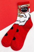 Мужские носки Kaftan: Цвет: красный
Мужские носки с новогодним рисунком выполнены из нежного хлопка. Красные носки с двойным бортом для мужчин украшены праздничным рисунком Санта и надписями. Высокие носки отлично подходят для празднования Нового года и Рождества, прогулок в прохладную погоду. 
Демисезонные носки выполнены из нежной хлопковой пряжи. Благодаря полиамиду и эластану в составе они отлично тянутся и сохраняют форму и цвет даже после частых стирок.
Трикотажные носки нежно облегают ноги и не сползают при активных движениях благодаря плотной вязке. Эластичная резинка не сдавливает кожу и не ощущается в течение дня, а прикольный принт поднимает настроение и создает уютную праздничную атмосферу. Благодаря классической высоте носки комфортны под любой одеждой.
Длинные носки из трикотажа подойдут для зимних и осенних дней. Они идеальны для дома, поездок и семейных тематических фотосессий. Красные новогодние носки станут отличным дополнением к подарку на праздник.