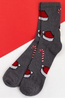 Мужские носки Kaftan: Цвет: серый
Мужские носки с новогодним рисунком выполнены из нежного хлопка. Они представлены в темно-сером цвете и украшены рисунком карамельная трость и праздничные колпаки. Высокие носки для мужчин отлично подходят для празднования Нового года и Рождества и прогулок в прохладную погоду. 
Демисезонные носки выполнены из мягкой хлопковой пряжи. Благодаря полиамиду и эластану в составе они сохраняют форму и цвет даже после частых стирок.
Трикотажные носки нежно облегают ноги и не сползают при активных движениях благодаря плотной вязке. Эластичная резинка не сдавливает кожу и не ощущается в течение дня. Красивый рождественский принт создает праздничную атмосферу и поднимает настроение.
Длинные носки из трикотажа подойдут для зимних и осенних дней. Они идеальны для дома, прогулок и семейных тематических фотосессий. Серые новогодние носки станут отличным дополнением к подарку на праздник.