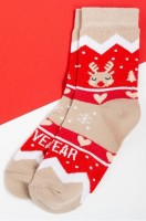 Детские носки Kaftan: Цвет: new.year.бежевый
Детские носки с новогодним рисунком выполнены из нежного хлопка. Носочки для девочек представлены в бежевом цвете с красными вставками и украшены милыми рисунками и надписями. Высокие носки для детей отлично подходят для празднования Нового года и Рождества и прогулок в прохладную погоду. 
Демисезонные носки выполнены из мягкой хлопковой пряжи. Благодаря полиамиду и эластану в составе они отлично тянутся и сохраняют форму и цвет даже после частых стирок.
Трикотажные носки нежно облегают ноги и не сползают при активных движениях благодаря плотной вязке. Эластичная резинка не сдавливает кожу и не ощущается в течение дня, а милый принт поднимает настроение и создает уютную праздничную атмосферу. Благодаря средней длине носочки комфортны под любой одеждой.
Длинные носки из трикотажа подойдут для зимних и осенних дней. Они идеальны для дома, детского сада и семейных тематических фотосессий. Новогодние носки станут отличным дополнением к подарку на праздник.
