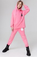 Хлопковый костюм для девочки из футера Bonito: Цвет: розовый
Спортивный детский костюм с брюками джоггерами для девочек и девочек-подростков выполнен плотного футера. Демисезонный костюм для детей представлен в розовом цвете и украшен стильными вставками с надписью. Свободный крой, глубокий капюшон и мягкие манжеты делают его невероятно уютным и стильным. 
Костюм двойка с принтом выполнен из приятной к телу трикотажной ткани футер, которая делает его идеальным для осени и весны. Благодаря добавлению лайкры хлопковый костюм не боится частых стирок и надолго сохраняет форму. 
Комплект из толстовки и штанов с рисунком идеален на каждый день. Капюшон на шнурке и длинные рукава защитят от ветра. Прямой крой дарит свободу движений. Эластичная резинка плотно держит брюки, не сдавливая живот, а удобные манжеты не позволяют рукавам и штанинам задираться. Шнурок в поясе поможет комфортно отрегулировать посадку штанов. 
Набор из джемпера и штанов из хлопка идеален для детского сада, занятий спортом в секциях, активного отдыха, поездок и повседневных прогулок. Подростковый розовый костюм из трикотажа согреет прохладными осенними и весенними днями.
Широкий размерный ряд позволяет подобрать костюм для детей 8-12 лет.
Модель Ева, рост 147 см, параметры 61-49-66 см. На ней размер 152.