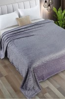 Плед из велсофта VV Viola Home collection: Цвет: серый
Теплый уютный плед выполнен из невероятно мягкого и нежного велсофта со стриженным рисунком, 2,0 сп. Благодаря минималистичному дизайну однотонный плед благородного серого цвета отлично впишется в любой интерьер. 
Ткань велсофт отлично переносит частые стирки, быстро сохнет, не линяет и не требует глажки. Плотный ворс не сваливается, приятен на ощупь, так похож на нежное пушистое облачко! Пледом можно застелить кровать или диван, а также просто согреться прохладным вечером. Также его удобно взять с собой в поездку или на дачу. 
Мягкий плед – прекрасный подарок для каждого на праздник или день рождения! 
В линейке представлены размеры 220х200, 205X180, 205X150.