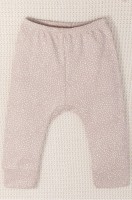 Штанишки Crockid 80; 86;: Детские брюки для девочек выполнены из натурального 100% хлопка. Свободный крой, удобные манжеты и мягкая резинка делаю штаны невероятно уютными даже для новорожденных. Штаны для детей представлены в бежевом цвете и украшены принтом блики.
Брюки джоггеры молочного цвета выполнены из трикотажной ткани интерлок, которая отлично пропускает воздух и делает их идеальными для лета, осени и весны. Штаны с рисунком выдерживают частые стирки, сохраняя форму и цвет. Благодаря гипоаллергенной хлопковой ткани штаны подходят даже для самых маленьких.
Эластичная резинка нежно прилегает к телу и не сдавливает чувствительную кожу малыша. Манжеты не позволяют штанишкам задираться во время активных движений, что делает их комфортными для активных игр.