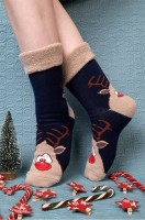 Махровые носки Happy Fox: Цвет: т.синий
Махровые новогодние носки с рисунком Олень выполнены из мягкой пряжи с высоким содержанием хлопка. Теплые носки с высоким бортом идеальны для уютных зимних вечеров и празднования Нового года и Рождества. 
Женские носки с отворотом в темно-синем цвете благодаря широкому размерному ряду подойдут для женщин и девочек-подростков. Нежная хлопковая пряжа делает носочки прочными и идеальными для прохладного времени года. 
Благодаря полиамиду и нейлону в составе они сохраняют форму и цвет даже после частых стирок. 
Махровые термоноски идеальны для женщин и подростков. 
Трикотажные носочки нежно облегают ноги и не сползают при активных движениях благодаря плотной вязке. Милый рисунок создает уютную атмосферу и радостное настроение. 
Длинные термо носки с принтом согреют ножки в морозные дни. Они подходят для осенних прогулок, зимних видов спорта, под коньки и лыжные ботинки. Новогодние носки из трикотажа будут отлично смотреться в тандеме с домашними тапочками. 
Утепленные носки идеальны для тематических фотосессий для всей семьи.