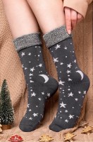 Махровые носки Happy Fox: Цвет: т.серый
Теплые махровые носки с новогодним рисунком Луна и звезды выполнены из мягкой пряжи с высоким содержанием хлопка. Носки с высоким бортом идеальны для уютных зимних вечеров и празднования Нового года и Рождества. 
Женские носки с отворотом в темно-сером цвете благодаря широкому размерному ряду подойдут для женщин и девочек-подростков. Нежная хлопковая пряжа делает носочки прочными и идеальными для прохладного времени года. 
Благодаря полиамиду и нейлону в составе они сохраняют форму и цвет даже после частых стирок. 
Махровые термоноски идеальны для женщин и подростков. 
Трикотажные носочки нежно облегают ноги и не сползают при активных движениях благодаря плотной вязке. Милый рисунок создает уютную атмосферу и радостное настроение. 
Длинные термо носки с принтом согреют ножки в морозные дни. Они подходят для осенних прогулок, зимних видов спорта, под коньки и лыжные ботинки. Новогодние носки из трикотажа будут отлично смотреться в тандеме с домашними тапочками. 
Утепленные носки идеальны для тематических фотосессий для всей семьи.