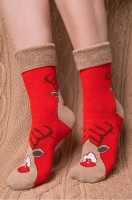 Махровые носки Happy Fox: Цвет: красный
Новогодние махровые носки с рисунком Олень выполнены из мягкой пряжи с высоким содержанием хлопка. Теплые носки с высоким бортом идеальны для уютных зимних вечеров и празднования Нового года и Рождества. 
Женские носки с отворотом в красном цвете благодаря широкому размерному ряду подойдут для женщин и девочек-подростков. Нежная хлопковая пряжа делает носочки прочными и идеальными для прохладного времени года. 
Благодаря полиамиду и нейлону в составе они сохраняют форму и цвет даже после частых стирок. 
Махровые термоноски идеальны для женщин и подростков. 
Трикотажные носочки нежно облегают ноги и не сползают при активных движениях благодаря плотной вязке. Милый рисунок создает уютную атмосферу и радостное настроение. 
Длинные термо носки с принтом согреют ножки в морозные дни. Они подходят для осенних прогулок, зимних видов спорта, под коньки и лыжные ботинки. Новогодние носки из трикотажа будут отлично смотреться в тандеме с домашними тапочками. 
Утепленные носки идеальны для тематических фотосессий для всей семьи.