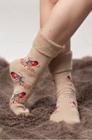 Махровые носки Happy Fox: Цвет: бежевый
Махровые новогодние носки с рисунком Снегири выполнены из мягкой пряжи с высоким содержанием хлопка. Теплые носки с высоким бортом идеальны для уютных зимних вечеров и празднования Нового года и Рождества. 
Женские носки с отворотом в бежевом цвете благодаря широкому размерному ряду подойдут для женщин и девочек-подростков. Нежная хлопковая пряжа делает носочки прочными и идеальными для прохладного времени года. 
Благодаря полиамиду и нейлону в составе они сохраняют форму и цвет даже после частых стирок. 
Махровые термоноски идеальны для женщин и подростков. 
Трикотажные носочки нежно облегают ноги и не сползают при активных движениях благодаря плотной вязке. Милый рисунок создает уютную атмосферу и радостное настроение. 
Длинные термо носки с принтом согреют ножки в морозные дни. Они подходят для осенних прогулок, зимних видов спорта, под коньки и лыжные ботинки. Новогодние носки из трикотажа будут отлично смотреться в тандеме с домашними тапочками. 
Утепленные носки идеальны для тематических фотосессий для всей семьи.