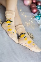 Махровые носки Happy Fox: Цвет: совенок.бежевый
Теплые махровые женские носки с отворотом выполнены в бежевом цвете и украшены забавным рисунком совенок. Носки с высоким бортом идеальны для уютных зимних вечеров и станут приятным подарком на праздники.
Нежная хлопковая пряжа делает носочки прочными и идеальными для прохладного времени года. Благодаря полиамиду и нейлону в составе они сохраняют форму и цвет даже после частых стирок.
Махровые телесные термоноски идеальны для женщин и подростков. Трикотажные носочки нежно облегают ноги и не сползают при активных движениях благодаря плотной вязке. Милый рисунок создает уютную атмосферу и хорошее настроение. 
Длинные термо носки с принтом согреют ножки в морозные дни. Они подходят для осенних прогулок, зимних видов спорта, под коньки и лыжные ботинки. Утепленные носки из трикотажа будут отлично смотреться в тандеме с домашними тапочками. Прикольные носки идеальны для тематических фотосессий для всей семьи, а также станут отличным дополнением к подарку на Новый год и Рождество.