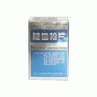Таблетки для мозгового кровообращения NAOXUESHUAN PIAN: Наосюэшуань Naoxueshuan Pian таблетки для мозга Jilin Tonghua производятся исключительно из компонентов, взятых в природе. Благодаря специально разработанной рецептуре влияют на организм человека следующим образом: — разжижают кровь, препятствуя тем самым образованию кровяных сгустков (тромбов) в сосудистом русле; — улучшают кровообращение в артериях и венах головного мозга и, как следствие, нормализуют работу нервных клеток; — восстанавливают нервно-мышечную проводимость. Показания к применению:  Последствия нарушений мозгового кровообращения различной степени тяжести: головные боли, головокружения, нарушение памяти, расстройства речи; инсульт, онемение конечностей; зрительные нарушения, парезы и параличи периферических нервов (лицевой, тройничный, нервы верхних и нижних конечностей); профилактика развития нарушений кровообращения в сосудах головного мозга на фоне ИБС и гипертонической болезни, а так же для предотвращения возникновения тромбоза. Состав:  пион красный; экстракт медицинской пиявки; сафлор – растение из семейства астровых; ангелика и лигустикум – растения из семейства зонтичных; измельченная абрикосовая косточка; порошок из рогов обитающего в горах козла;говяжий безоар; сальвия – трава из рода шалфей; экстракт земляной черепашки. Способ применения:  для получения положительных результатов таблетки следует принимать не менее месяца, желательно до 1,5 месяцев (6-9 упаковок). Обычная доза составляет 18 таблеток (3 раза в день по 6 таблеток). Принимать до еды, запивая достаточным количеством кипяченой воды. Противопоказания:  на практике противопоказания и нежелательные эффекты не выявлены. Упаковка:  в баночке 100 таблеток по 0,3 г. Хранить в сухом тёмном прохладном месте. Бад, не является лекарством, перед употреблением рекомендуется консультация со специалистом.