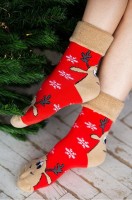 Махровые носки Happy Fox: Цвет: сказочный.олень.красный
Махровые новогодние носки из мягкого хлопка с рисунком – важный атрибут праздничного настроения. Женские носки теплые с отворотом выполнены в красном цвете и украшены прикольным рисунком олень и снежинки. Носки с высоким коричневым бортом идеальны для уютных зимних вечеров и празднования Нового года и Рождества.
Нежная хлопковая пряжа делает носочки прочными и идеальными для прохладного времени года. Благодаря полиамиду и нейлону в составе они сохраняют форму и цвет даже после частых стирок.
Махровые термоноски идеальны для женщин и подростков. Трикотажные носочки нежно облегают ноги и не сползают при активных движениях благодаря плотной вязке. Милый рисунок создает уютную атмосферу и радостное настроение. 
Длинные термо носки с принтом согреют ножки в морозные дни. Они подходят для осенних прогулок, зимних видов спорта, под коньки и лыжные ботинки. Новогодние носки из трикотажа будут отлично смотреться в тандеме с домашними тапочками. Утепленные носки идеальны для тематических фотосессий для всей семьи.