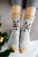 Махровые носки Happy Fox: Цвет: олененок.серыймеланж
Махровые новогодние носки из мягкого хлопка с рисунком – важный атрибут праздничного настроения. Женские теплые носки с отворотом выполнены в сером цвете и украшены прикольным рисунком олень. Носки с высоким коричневым бортом идеальны для уютных зимних вечеров и празднования Нового года и Рождества.
Нежная хлопковая пряжа делает носочки прочными и идеальными для прохладного времени года. Благодаря полиамиду и нейлону в составе они сохраняют форму и цвет даже после частых стирок.
Махровые термоноски идеальны для женщин и подростков. Трикотажные носочки нежно облегают ноги и не сползают при активных движениях благодаря плотной вязке. Милый рисунок создает уютную атмосферу и радостное настроение. 
Длинные термо носки с принтом согреют ножки в морозные дни. Они подходят для осенних прогулок, зимних видов спорта, под коньки и лыжные ботинки. Новогодние носки из трикотажа будут отлично смотреться в тандеме с домашними тапочками. Утепленные носки идеальны для тематических фотосессий для всей семьи.