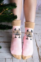 Махровые носки Happy Fox: Цвет: олененок.розовый
Махровые новогодние носки из мягкого хлопка с рисунком – важный атрибут праздничного настроения. Женские носки теплые с отворотом выполнены в розовом цвете и украшены прикольным рисунком олень. Носки с высоким коричневым бортом идеальны для уютных зимних вечеров и празднования Нового года и Рождества.
Нежная хлопковая пряжа делает носочки прочными и идеальными для прохладного времени года. Благодаря полиамиду и нейлону в составе они сохраняют форму и цвет даже после частых стирок.
Махровые термоноски идеальны для женщин и подростков. Трикотажные носочки нежно облегают ноги и не сползают при активных движениях благодаря плотной вязке. Милый рисунок создает уютную атмосферу и радостное настроение. 
Длинные термо носки с принтом согреют ножки в морозные дни. Они подходят для осенних прогулок, зимних видов спорта, под коньки и лыжные ботинки. Новогодние носки из трикотажа будут отлично смотреться в тандеме с домашними тапочками. Утепленные носки идеальны для тематических фотосессий для всей семьи.
