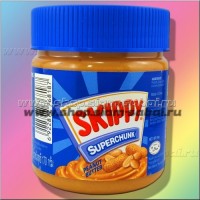 Арахисовая паста Skippy безглютеновая с кусочками орешков: Цвет: https://shop.siam-sabai.ru/index.php?route=product/product&path=44_103&product_id=1518
Модель: Skippy super chunk Peanut butter 170 gr Наличие: Есть в наличии Вес брутто: 230.00 г

Арахисовая паста Skippy безглютеновая с кусочками орешков Skippy super chunk Peanut butter 170 gr Очень популярная и безумно вкусная арахисовая паста от известного мирового бренда арахисового масла и паст производителя Skippy. Данная арахисовая паста имеет несладкий, даже скорее солоноватый вкус и приятную хрусткость и арахисовый аромат. Состав арахисовой пасты Skippy : жареный арахис, сахар, гидрогенизированные растительные масла (хлопковое, соевое и рапсовое), соль.  Паста не содержит глютен, ну и конечно, не содержит никаких консервантов, стабилизаторов либо прочей химии. В арахисовой пасте Skippy содержится внушительное количество антиоксидантов, фолиевая кислота, клетчатка и целый коктейль полезных минералов и микроэлементов. Главный плюс арахисовой пасты, кроме конечно, обалденного вкуса, - это содержание в составе большого количества белка и «полезных» мононенасыщенных жиров – видимо, именно поэтому арахисовая паста так популярна в кругу сторонников правильного питания, у тех, кто наращивает мышечную массу. За счет большого количества белка в составе арахисовая паста с легкостью заменяет мясо, что актуально для вегетарианцев или тех, кто соблюдает пост. Вес нетто 170 грамм. Арахисовая паста будет полезным и сытным перекусом или быстрым питательным завтраком для детей и взрослых: Дети, например, очень любят бутерброды или галеты, намазанные сверху арахисовой пастой, и чтобы непременно запивать молоком. Можно сверху такого бутерброда с арахисовой пастой Skippy положить немного варенья или меда. Также арахисовую пасту можно добавлять в салатные заправки, или в маринад для мяса. Арахисовая паста Skippy - это очень вкусно, питательно и полезно!  