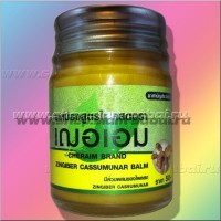 Тайский традиционный бальзам Cher-Aim – желтый: Модель: Cheraim Cheraim brand Clinacantus balm Наличие: Есть в наличии Вес брутто: 90.00 г

Тайский традиционный бальзам Cher-Aim – желтый  Cheraim brand Zingiber balm Традиционный тайский бальзам высокого качества от тайского производителя Cheraim Brand с экстрактом имбиря. Желтый бальзам Cheraim с имбирем - это натуральное местно-раздражающее согревающее и обезболивающее средство на основе имбирного корня, один из самых деликатных  тайских бальзамов с несильным имбирным запахом.  Имбирный бальзам обладает легким согревающим действием  и выраженными расслабляющим и снимающим боль  эффектами. Вес нетто традиционного тайского бальзама 22 грамм, произведено в Таиланде. Бальзамы от бренда Cheraim имеют универсальное назначение, и применяется во многих случаях: при мышечных болях любого происхождения, особенно после перенапряжения мышц – имбирный бальзам обладает расслабляющим, успокаивающим и обезболивающим эффектом при массаже для усиления лечебного эффекта, особенно при остеохондрозе при проблемах, связанных растяжениями связок и сухожилий, а также при суставных болях –  бальзам усиливает кровоток в области применения и способствует улучшению подвижности суставов. бальзам применяется для лечения простуды, для растирания грудной клетки при кашле имбирный бальзам используется при варикозном расширении вен, для снятия отеков с ног, устранения усталости и боли в ногах