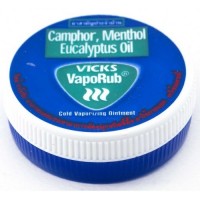 Бальзам VapoRub с эвкалиптом и ментолом от простуды и насморка: Модель: VICKS VapoRub 5 gr Наличие: Есть в наличии Вес брутто: 10.00 г

Бальзам VapoRub с эвкалиптом и ментолом от простуды и насморка VICKS VapoRub Cold Vaporizing Ointment Популярный во всём мире бальзам VICKS VapoRub с эвкалиптом и ментолом от простуды и насморка, универсальное средство на все случаи жизни и полностью натуральное. Бальзам VICKS VapoRub с эвкалиптом и ментолом поможет при заложенности носа, предупредит заражение гриппом, снимет боль в мышцах, отпугнет москитов, уменьшит проявления грибка стопы, снимет зуд на коже, уменьшит головную боль, снимет тошноту. В состав мази VICKS VapoRub входят камфора, ментол и масло эвкалипта, которые помогают облегчить страдания от простуды. Нанесите на грудь, спину и шею, чтобы облегчить простуду. Нанесите бальзам перед сном, и он облегчит дыхание ночью и улучшит сон. Можно использовать для детей от 2 лет и старше.  