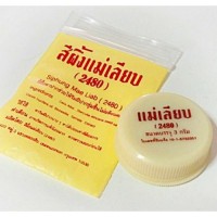 Целебный бальзам-маска для губ на основе пчелиного воска: Цвет: https://shop.siam-sabai.ru/index.php?route=product/product&path=88&product_id=2102
Модель: Lip balm beewax Наличие: Есть в наличии Вес брутто: 10.00 г

Целебный бальзам-маска для губ на основе пчелиного воска Целебный бальзам-маска для ночного ухода за губами со 100% натуральным составом. Тайский бальзам для губ на основе пчелиного воска восстанавливает сухую, поврежденную, потрескавшуюся кожу губ, пока вы спите.  Состав: Пчелиный воск, кокосовое масло, масло семян среткулии африканской, сиамский бензоин, сахароза, барнейская камфора.  Все ингредиенты природного происхождения.  Пчелиный воск , как природный антибиотик и отличное бактерицидное средство, быстро снимает воспаление и регенерирует обветренную кожу губ, заживляет трещины и раны, смягчает, питает и увлажняет кожу губ в ночное время.  Кокосовое масло в составе бальзама увлажняет и смягчает губы, ускоряя регенерацию. Масло семян стеркулии африканской активно смягчает, тонизирует, питает и успокаивает раздраженную кожу губ.  Сиамский бензоин, или "росный ладан" , обладает ярко выраженными противовоспалительными, антиоксидантными, антисептическими, вяжущими, дезодорирующими и заживляющими свойствами. Именно он придает ярко выраженный восточный аромат этому бальзаму для губ.  Барнейская камфора  обладает интенсивным противовоспалительным и антибактериальным воздействием, обезболивает и ускоряет заживление поврежденной кожи губ.  Объем 3 грамма.  
