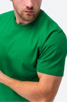 Мужская футболка Happy Fox: Цвет: зеленый
Яркая однотонная мужская футболка с коротким рукавом выполнена из натурального 100% хлопка, ткань кулирная гладь, и имеет круглый вырез горловины. Свободная футболка с усиленным воротом для мужчин – идеальный вариант для образов на каждый день.Сочетание мягкости и прочности позволяет ей сохранять форму даже после многократных стирок.
Удлиненная зеленая футболка легко вписывается в любой стиль: smart casual (смарт кэжуал), спортивный и даже офисный деловой. Хлопковая футболка подходит на каждый день: для расслабленных повседневных образов, для спорта, тренировок, фитнеса и для офиса.
Трикотажная изумрудная футболка – отличный вариант на лето. Благодаря качественному в меру плотному хлопку в ней будет комфортно даже в жаркую летнюю погоду. Вам подойдет эта модель, если вы ищете нефритовую футболку из трикотажа для сна или для дома.
Однотонная базовая футболка представлена широким размерным рядом. 
Благодаря универсальному крою это идеальный вариант для тех, кто ищет парные футболки.
Модель Артем, его рост 172 см, параметры 113-82-100 см. На нем футболка 52 размера.