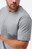 Мужская футболка Happy Fox: Цвет: серыймеланж
Базовая однотонная мужская футболка с коротким рукавом выполнена из ткани кулирная гладь, и имеет круглый вырез горловины. Свободная футболка с усиленным воротом для мужчин – идеальный вариант для образов на каждый день.Сочетание мягкости и прочности позволяет ей сохранять форму даже после многократных стирок.
Удлиненная серая футболка легко вписывается в любой стиль: smart casual (смарт кэжуал), спортивный и даже офисный деловой. Хлопковая футболка подходит на каждый день: для расслабленных повседневных образов, для спорта, тренировок, фитнеса и для офиса.
Трикотажная футболка – отличный вариант на лето. Благодаря качественному в меру плотному хлопку в ней будет комфортно даже в жаркую летнюю погоду. Вам подойдет эта модель, если вы ищете футболку из трикотажа для сна или для дома.
Однотонная футболка представлена широким размерным рядом. 
Благодаря универсальному крою это идеальный вариант для тех, кто ищет парные футболки.
Модель Артем, его рост 172 см, параметры 113-82-100 см. На нем футболка 52 размера.
