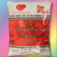 Тайский черный чай 400 грамм: Цвет: https://shop.siam-sabai.ru/index.php?route=product/product&path=83&product_id=610
Производитель: Siam Tea Factory Модель: BlackThaiTea400gr Наличие: Есть в наличии Вес брутто: 450.00 г

Тайский черный чай 400 грамм Black Thai Tea Number one brand Традиционный тайский молочный черный чай имеет  очень необычный состав – это  готовая смесь чёрного  чая со специями (порошок аниса, камелия, ваниль). У такого тайского черного  чая интересный необычный приятный карамельный вкус, его можно пить в горячем виде, добавляя сахар или мед, а можно приготовить так, как его любят жители королевства Таиланд – с молоком и со льдом. Вес нетто 400 грамм. Производитель – Siam Tea Factory (Таиланд), чайная  компания, основанная в 1945 году. Тайский черный чай – давний и любимый напиток жителей этой страны. У этого чая весьма специфичный вкус, он не похож на обычный чай. Тайский чай, также известный как тайский холодный чай или «Ча-йен» (по-тайски)— крепко заваренный черный чай с добавлением аниса, различных  специй, подслащённый сахаром и сгущённым или цельным молоком и охлаждённый льдом. Молоко  добавляется в чай перед самым употреблением. В Таиланде этот чай подают в традиционном высоком стакане, в жару такой чай со льдом хорошо освежает. Тайский черный чай замечательно вкусен и в горячем виде, с молоком или без молока.    Тайский черный чай со льдом: 2 ст. л. тайского  черного чая, 2 ст. л. сгущенного молока (или сахар 2 ст.л), 2 ст. л. концентрированного молока без сахара или сливок и 2 стакана воды. Всыпьте чай  в чайник. Залейте кипящей водой, закройте, настаивайте 5 мин. Затем аккуратно процедите  чай в чашки. Добавьте сгущенное молоко или сахар, размешайте. Остудите чай до комнатной температуры или охладите в холодильнике. Пока чай остывает, охладите высокие стеклянные бокалы. Положите в бокалы колотый лед, налейте чай. Долейте концентрированным молоком или сливками и подавайте немедленно с соломинками. Это очень вкусно! Тайский горячий черный чай: 3 чайные ложки сухой смеси тайского чая залить 500 мл кипящей воды. Настаивать 5 минут, процедить, добавить сахар или мед по вкусу.  