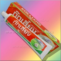 Тайская зубная паста Kokliang: Производитель Kokliang Модель Kokliangtoothpaste   Наличие Есть в наличии Вес брутто  г  Тайская зубная паста Kokliang  Kokliang Chinese herbal toothpaste Зубная паста Kokliang  это травяная зубная паста на основе экстрактов лотоса женьшеня китайского жемчуга жасминого чая и натуральных масел изготовленная по традиционным рецептам Зубная паста Kokliang бережно очищает зубы эффективно устраняет налёт от кофе и чая останавливает развитие кариеса  и помогают предотвратить заболевания десен Преимущества зубной пасты Kokliang  За счет входящих в состав натуральных эфирных масел и экстрактов трав паста снимает воспаления полости рта лечит стоматит и заболевания десен  пародонтоз и парадонтит Зубная паста Kokliang очень хорошо освежает полость рта и устраняет  неприятный запах изо рта Зубная паста Kokliang  особенно рекомендуется для чистки чувствительных зубов паста очень бережно читит зубы не повреждая эмаль Активные ингредиенты экстракты лотоса женьшеня жасминового чая жемчужная пудра борнеол Объем  грамм произведено в Таиланде производитель Kokliang Pharmacy